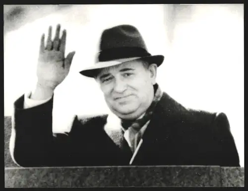 Fotografie Michail Gorbatschow auf der Tribüne bei der Maiparade in Moskau 1986