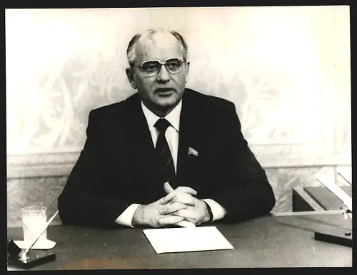Fotografie Sowjetischer Parteichef Michail Gorbatschow bei einer Fernsehrede gerichtet an den US-Präsidenten 1986