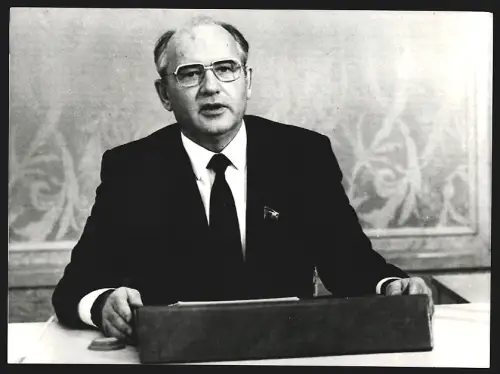 Fotografie Michail Gorbatschow bei einer Rundfunk- und Fernsehansprache an den US-Präsidenten 1986