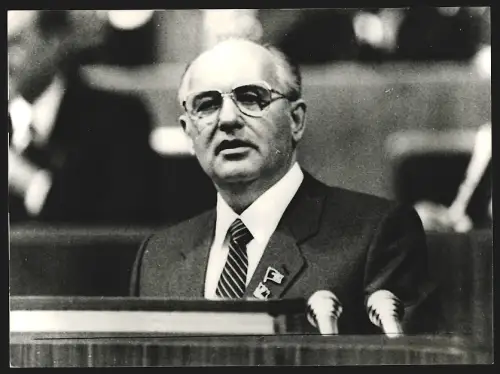 Fotografie Michail Gorbatschow bei seiner Rede zum 27. Parteitag der KPdSU 1986