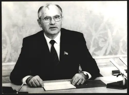 Fotografie Michail Gorbatschow bei einer Fernsehansprache 19 Tage nach dem Reaktorunglück in Tschernobyl 1986