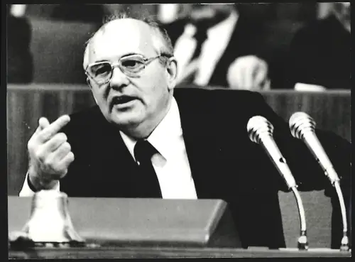 Fotografie Michail Gorbatschow beantwortet Fragen der Delegierten am 3. Tag der Parteikonferenz der KPdSU 1988