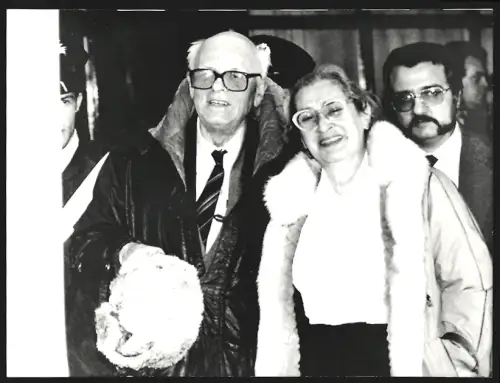 Fotografie Sowjet. Bürgerrechtler Andrej Sacharow und seine Frau Jelena Bonner bei ihrer Ankunft in Rom 1989