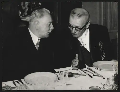 Fotografie Finnischer Staatspräsident Paasikivi und russischer Staatspräsident Marschall Woroschilow 1955
