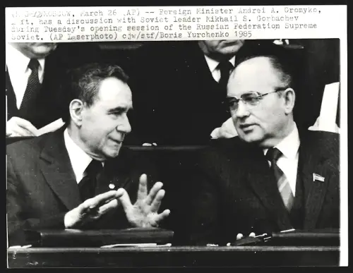 Fotografie Aussenminister der Sowjetunion Andrei A. Gromyko während einer Konversation mit Mikhail Gorbachev