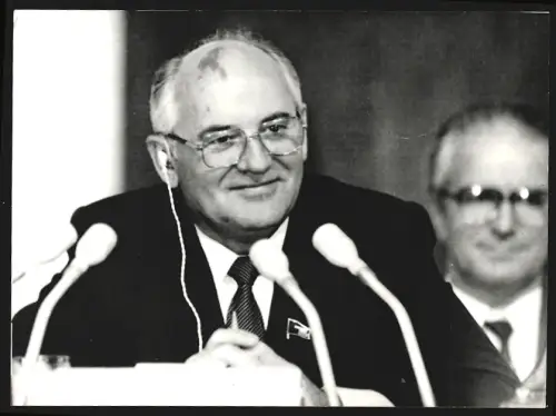 Fotografie Sowjetischer Parteichef Michail Gorbatschow nach seiner Abwesenheit im Jahr 1987