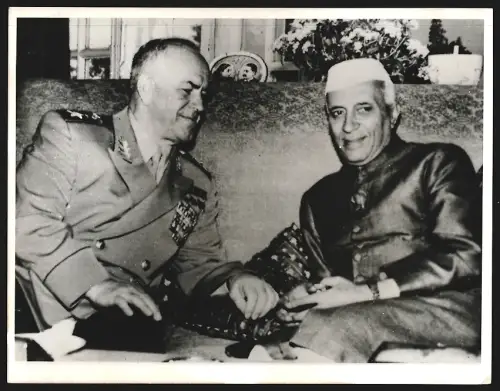 Fotografie Marschall Georgi Schukow mit dem indischen Premierminister Nehru in Neu-Delhi im Jahr 1957