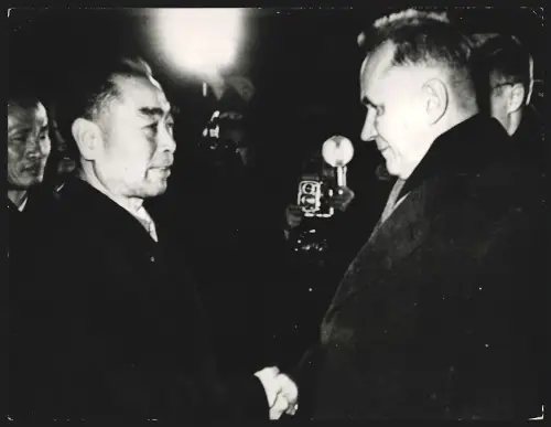 Fotografie Zhou Enlai und Alexei Kossygin schütteln sich die Hände
