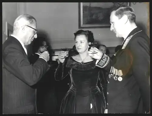 Fotografie Sowjetischer Botschafter Andrej Smirnow mit BRD-Vertreter Mohr in der Botschaft in Rolandseck 1956