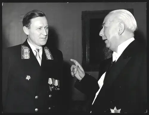 Fotografie Sowjetischer Botschafter Andrej Andrejwitsch Smirnow mit Bundespräsident Heuss 1956