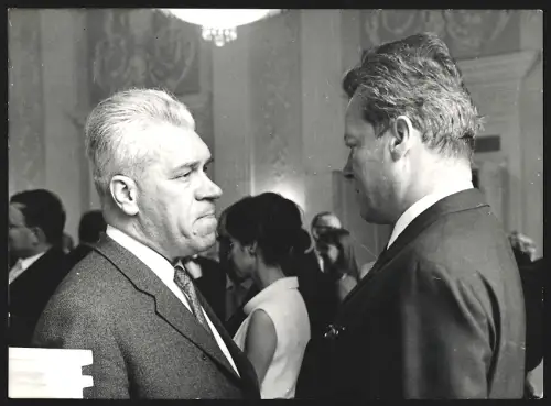 Fotografie SPD-Politiker und Aussenminister Willy Brandt im Gespräch mit sowjetischem Botschafter Zarapkin 1966