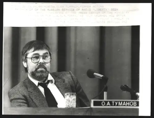 Fotografie KGB-Agent Oleg Tumanov, ehemaliger Editor-in-chief bei Radio Liberty auf einer Pressekonferenz