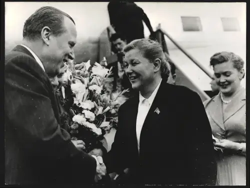 Fotografie Mitglied des sowjetischen Parteivorstands Ekaterina Furtseva mit Botschafter Jakob Malik 1956
