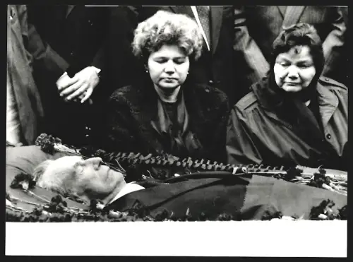 Fotografie Andrei Gromyko mit seiner Witwe Lydia und seiner Tochter Emilia auf dem Friedhof, Post mortem