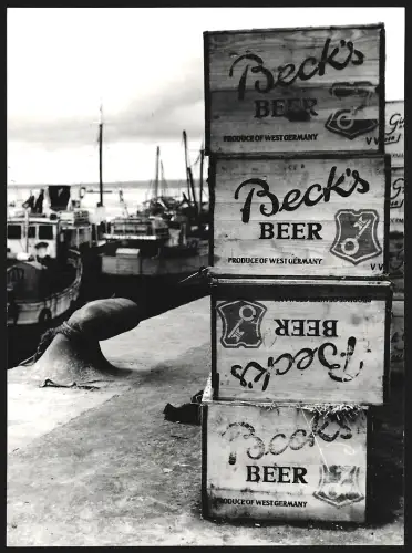 Fotografie Schöner Schnappschuss am Hafen mit mehreren Kisten Beck`s Bier