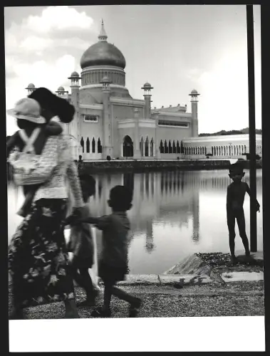 Fotografie Ansicht Brunai /Borneo, Sultan-Omar-Ali-Saifuddien-Moschee mit nacktem Knaben im Gegenlicht