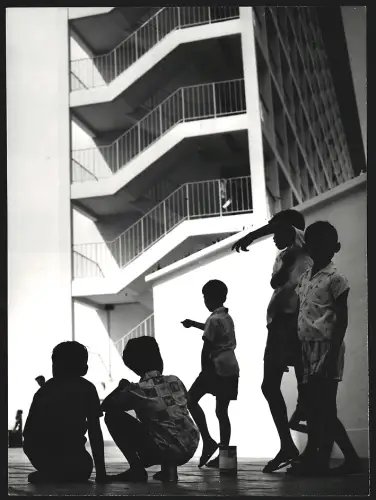 Fotografie Ansicht Katong /Singapur, Ortspartie vor einem Hochhaus mit spielenden Kindern
