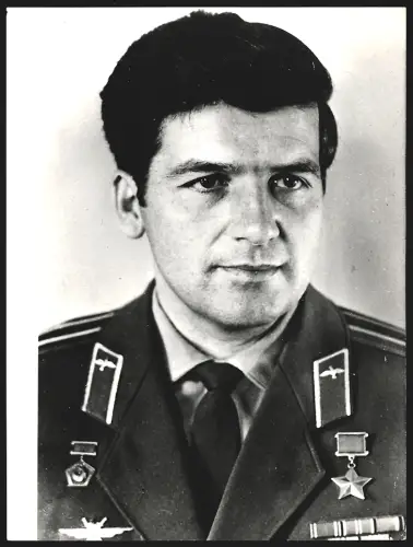 Fotografie Pjotr Iljitsch Klimuk, Kommandant des sowjetischen Raumschiffes Sojus 18 in Uniform