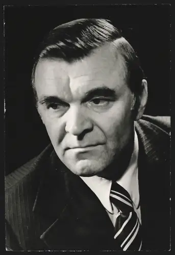 Fotografie Sowjetrussischer Schriftsteller Juri Wassiljewitsch Bondarew im Anzug