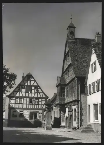 Fotografie Ansicht Wörth a. M., Ortspartie mit Säule und Fachwerkhäusern