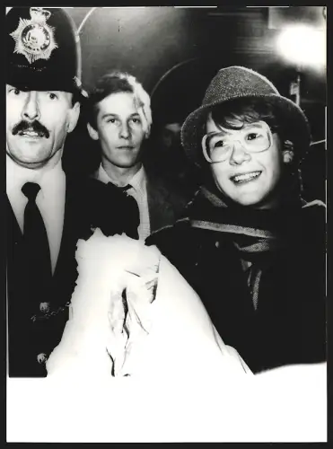 Fotografie Stalins Enkelin Olga Peters am Londoner Flughafen Heathrow im Jahr 1986