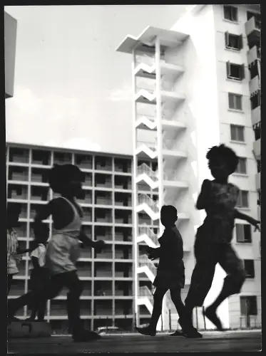 Fotografie Ansicht Katong /Singapur, Ortspartie mit spielenden Kindern und Hochhäusern
