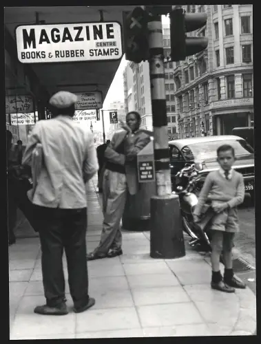 Fotografie Ansicht Ansicht Johannesburg, Strassenpartie mit Büchergeschäft und Passanten