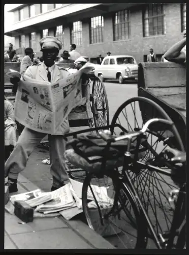 Fotografie Schnappschuss mit afrikanischem Zeitungsboten an einer Strasse
