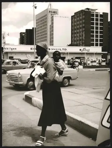 Fotografie Ansicht Johannesburg, Schnappschuss mit einer Mutter und ihrem Kind auf dem Rücken