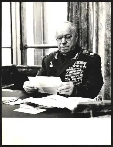 Fotografie Sowjetischer Kriegsheld Marschall Georgi Schukow in Uniform am Schreibtisch
