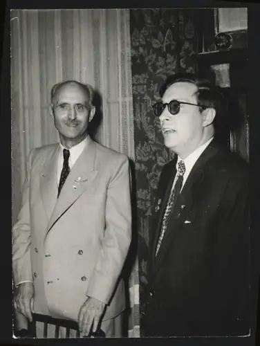 Fotografie Schriftsteller und Stalinpreisträger Lew Iwanowitsch Oschanin in Berlin mit Prof. Hartung 1954