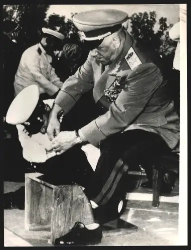 Fotografie Ansicht Indien, Sowjetischer Marschall Georgi Schukow beim Denkmal Ghandis im Jahr 1957