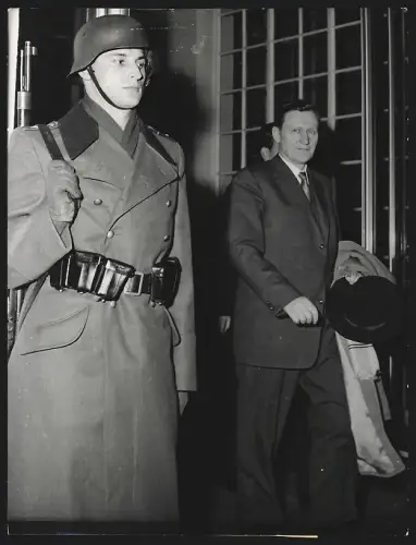 Fotografie Ansicht Bonn, Sowjetrussischer Botschafter Smirnow nach einer Unterredung mit Konrad Adenauer