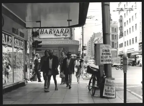 Fotografie Ansicht Johannesburg, Schnappschuss an einer belebten Strasse mit Harvard Mans Shop und Passanten