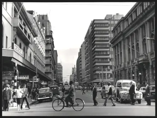 Fotografie Ansicht Johannesburg, Belebte Strassenpartie mit Fussgängern und Geschäft Churchill`s Reklame