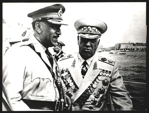 Fotografie Sowjetischer Marschall Georgi Schukow mit Oberbefehlshaber der indischen Armee K.S. Timayya im Jahr 1957
