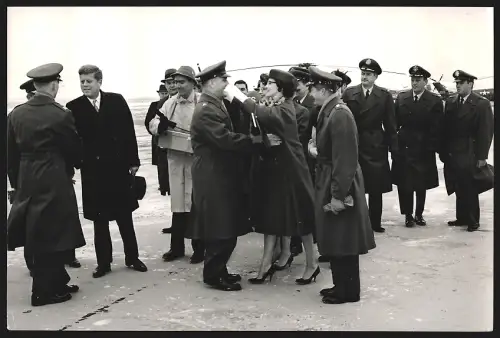 Fotografie US-Präsident John F. Kennedy, Hauptmann Olmstead und Hauptmann McKone