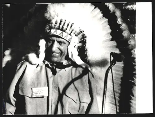 Fotografie Marschall Sergej Achromejew mit Federhaube amerikanischer Ureinwohner in den USA 1988