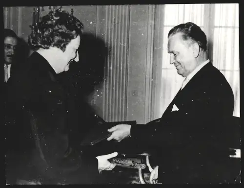 Fotografie Jugoslawischer Staatschef Josip Broz Tito mit der ausserordentlichen Gesandten Eleonore Staimer