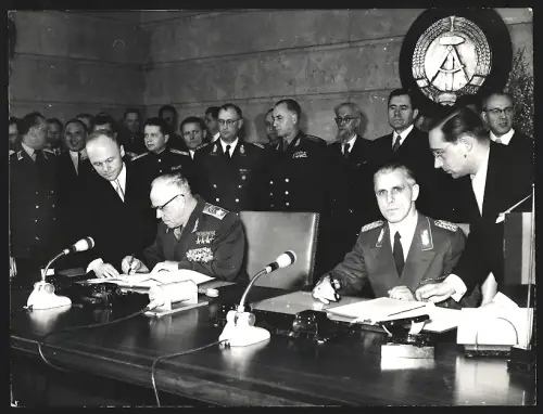 Fotografie Ansicht Berlin-Pankow, Sowjetischer Marschall Grigori Schukow mit General Willi Stoph 1957
