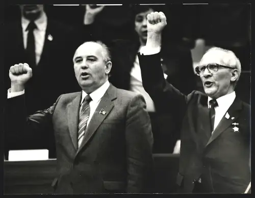 Fotografie Michail Gorbatschow und Erich Honecker singen Die Internationale beim 11. Parteitag der SED 1986