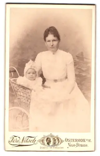 Fotografie Ferd. Nitsch, Osterode a. H., Neue-Strasse, Mutter mit Kind im Kinderwagen, Mutterglück