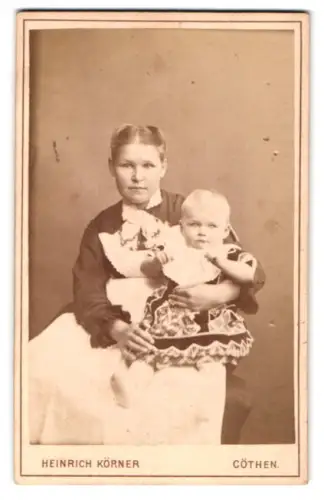 Fotografie Heinrich Körner, Cöthen, Mutter mit Kind auf dem Schoss, Mutterglück
