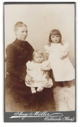 Fotografie Aug. Möller, Osterode /Harz, Mutter mit zwei kleinen Kindern, Mutterglück
