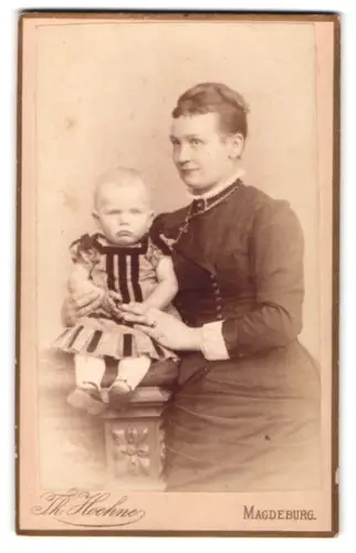 Fotografie Theodor Hoehne, Magdeburg, Breiteweg 165, Mutter mit Kleinkind im Arm, Mutterglück