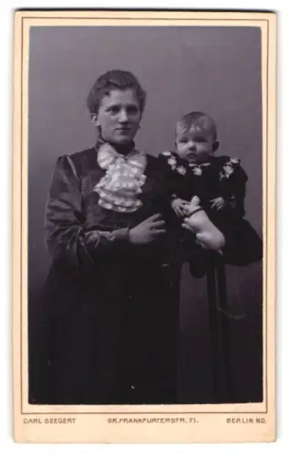 Fotografie Carl Seegert, Berlin, Gr. Frankfurterstr. 71, Mutter mit Kind und Plüschtier, Mutterglück