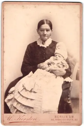 Fotografie W. Kersten, Berlin, Krausenstr. 40, Ältere Frau mit Kleinkind, Mutterglück