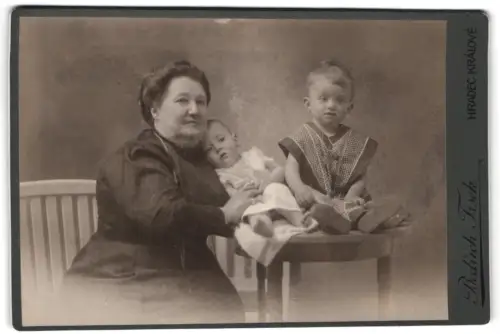 Fotografie Bedrich Trsek, Hradec Králové, Palackého tr. c. 79, Mutter mit ihren zwei Kindern, Mutterglück