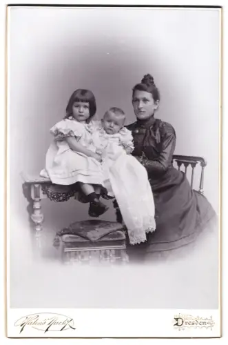 Fotografie Hahn`s Nachfl., Dresden, Ferdinandstrasse 11, Mutter mit zwei Kindern im Atelier, Mutterglück