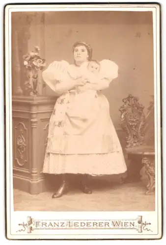 Fotografie Franz Lederer, Wien, Hundsthurmerstrasse 22, Mutter mit Kind in eleganter Kleidung, Mutterglück